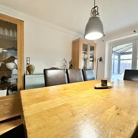 Nyaraló Tranquil Retreat Spacious 4-bedroom Family Leeds