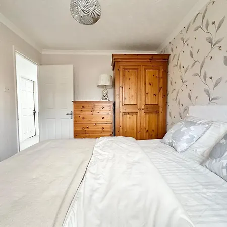 Nyaraló Tranquil Retreat Spacious 4-bedroom Family Leeds