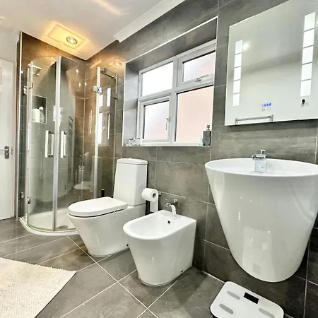 Tranquil Retreat Spacious 4-bedroom Family Dom wakacyjny