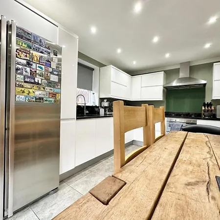 Tranquil Retreat Spacious 4-bedroom Family