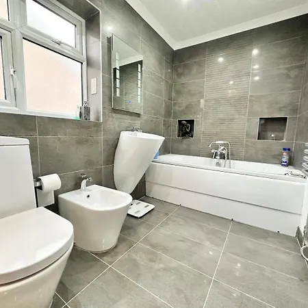 Dom wakacyjny Tranquil Retreat Spacious 4-bedroom Family