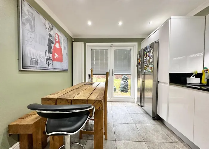 Tranquil Retreat Spacious 4-bedroom Family *