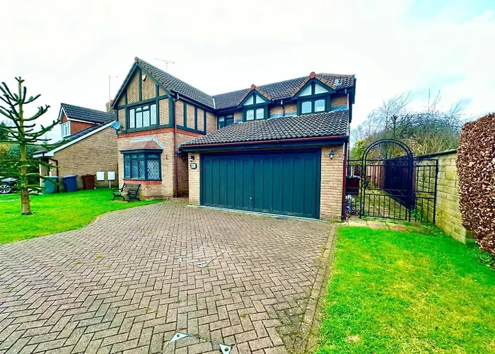 Tranquil Retreat Spacious 4-bedroom Family Leeds