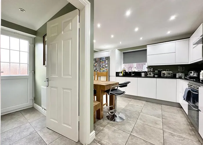 Tranquil Retreat Spacious 4-bedroom Family Leeds