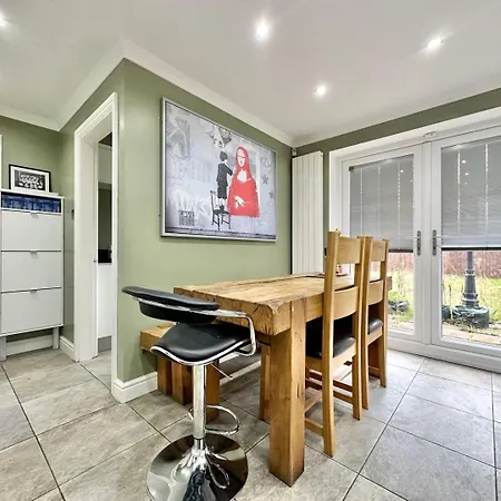 Tranquil Retreat Spacious 4-bedroom Family Semesterbostad