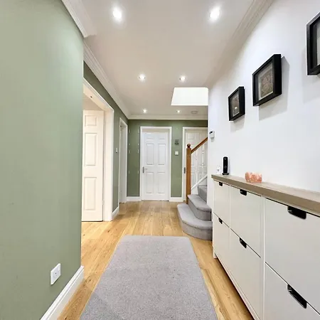 Tranquil Retreat Spacious 4-bedroom Family Semesterbostad Leeds (West Yorkshire)