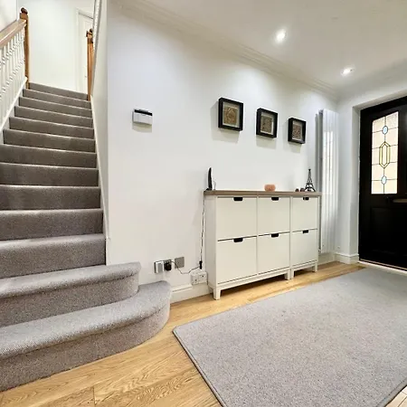 Tranquil Retreat Spacious 4-bedroom Family * Лидс