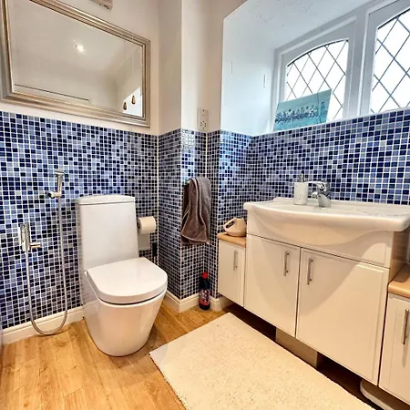 Tranquil Retreat Spacious 4-bedroom Family Semesterbostad Leeds (West Yorkshire)