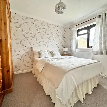 Tranquil Retreat Spacious 4-bedroom Family Leeds (West Yorkshire)