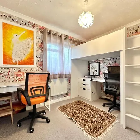 Tranquil Retreat Spacious 4-bedroom Family Semesterbostad