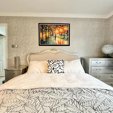 Tranquil Retreat Spacious 4-bedroom Family Holiday home *