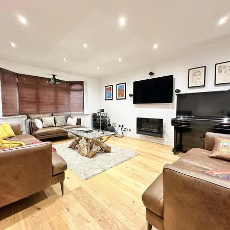 Tranquil Retreat Spacious 4-bedroom Family *