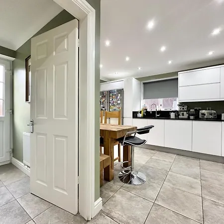 Tranquil Retreat Spacious 4-bedroom Family Лидс