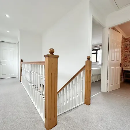 Tranquil Retreat Spacious 4-bedroom Family Semesterbostad