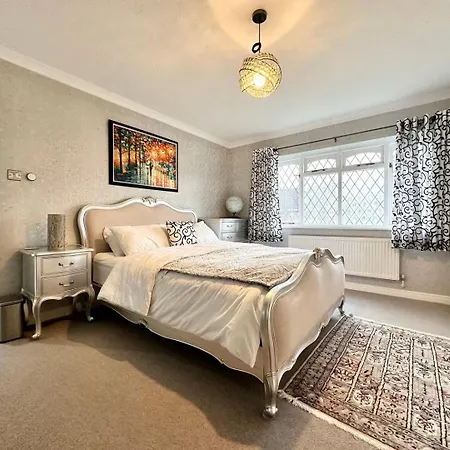 Tranquil Retreat Spacious 4-bedroom Family *