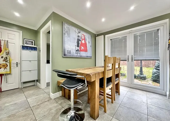 Tranquil Retreat Spacious 4-bedroom Family Holiday home