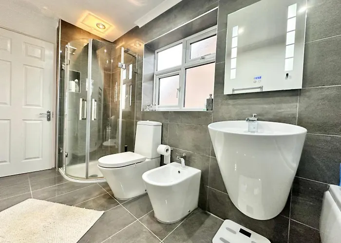 Tranquil Retreat Spacious 4-bedroom Family Holiday home