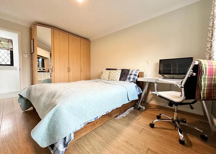 Tranquil Retreat Spacious 4-bedroom Family Holiday home Leeds (West Yorkshire)