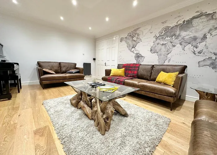 Tranquil Retreat Spacious 4-bedroom Family Holiday home *