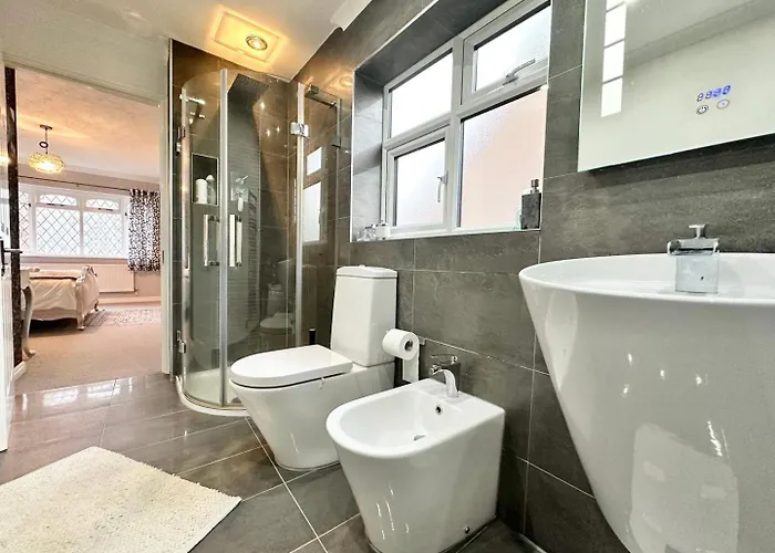 Tranquil Retreat Spacious 4-bedroom Family Holiday home *