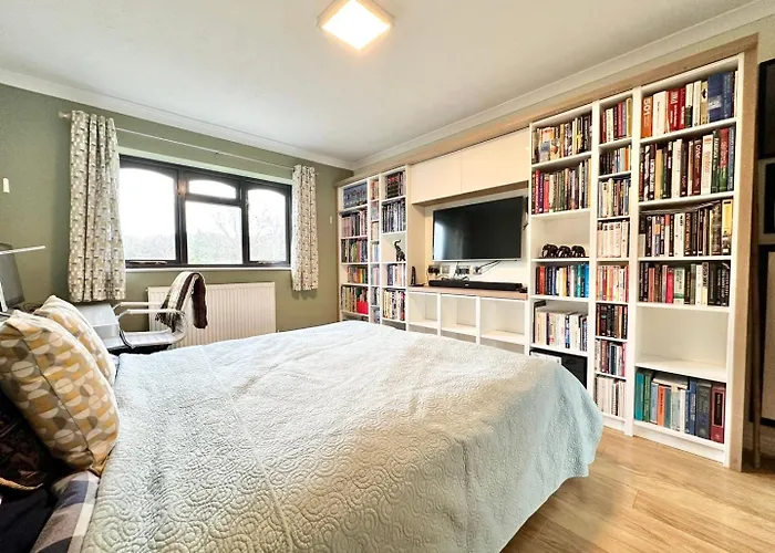 Tranquil Retreat Spacious 4-bedroom Family *