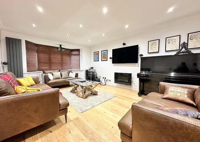 Tranquil Retreat Spacious 4-bedroom Family *