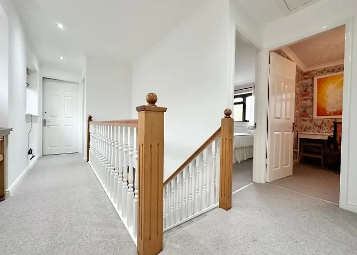 Tranquil Retreat Spacious 4-bedroom Family Holiday home