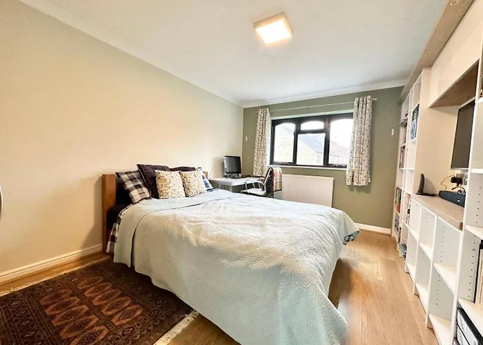 Tranquil Retreat Spacious 4-bedroom Family Holiday home *