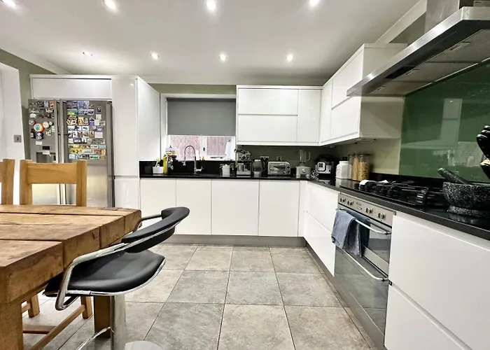 Tranquil Retreat Spacious 4-bedroom Family Leeds (West Yorkshire)