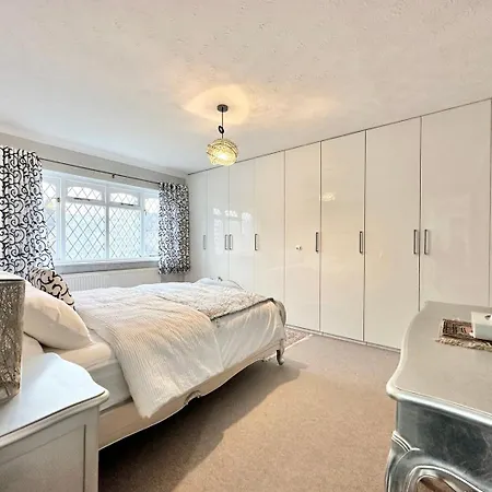 Tranquil Retreat Spacious 4-bedroom Family Будинок відпочинку Лідс