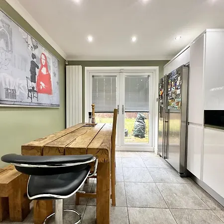 Tranquil Retreat Spacious 4-bedroom Family *