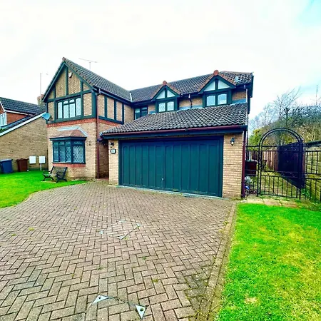 Tranquil Retreat Spacious 4-bedroom Family Лідс