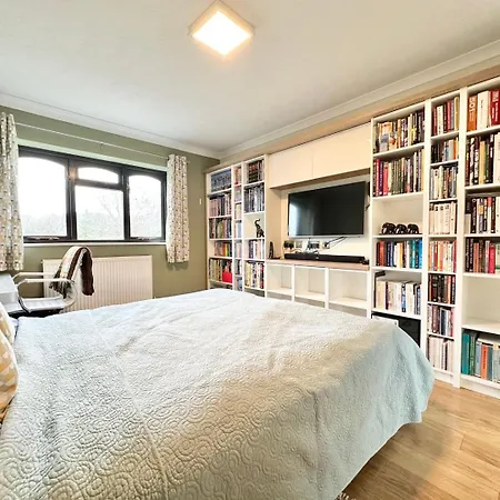 Tranquil Retreat Spacious 4-bedroom Family *