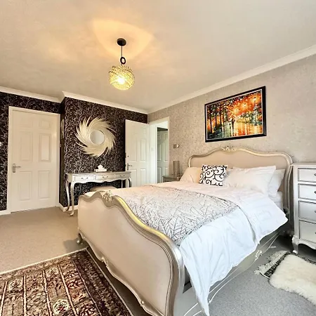 Tranquil Retreat Spacious 4-bedroom Family