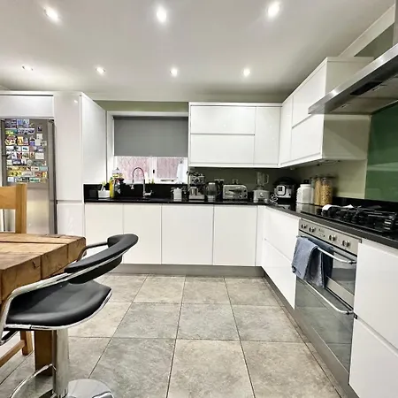 Tranquil Retreat Spacious 4-bedroom Family Лідс