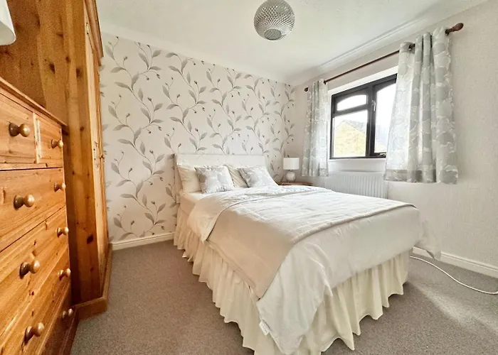 Tranquil Retreat Spacious 4-bedroom Family Leeds (West Yorkshire)