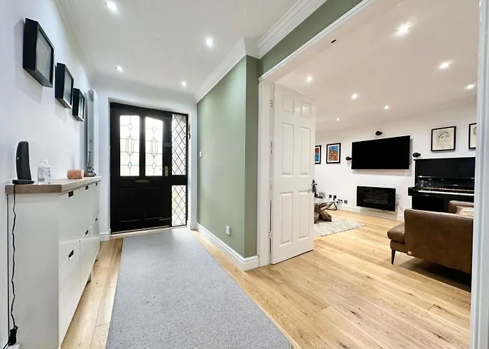 Tranquil Retreat Spacious 4-bedroom Family * Leeds (West Yorkshire)