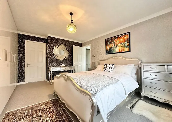 Tranquil Retreat Spacious 4-bedroom Family