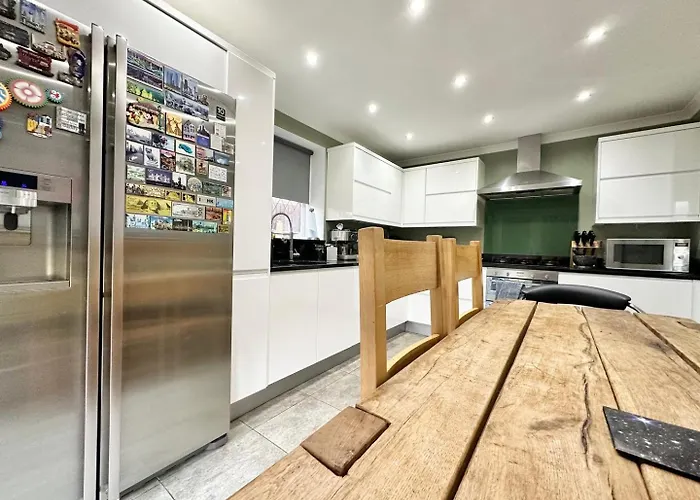 Tranquil Retreat Spacious 4-bedroom Family