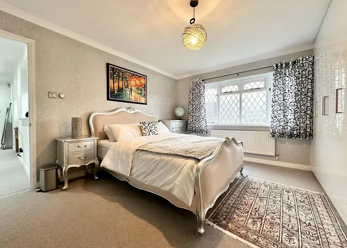 Tranquil Retreat Spacious 4-bedroom Family *